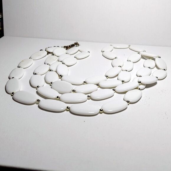 White oval beads with silvertone spacers 60" - Picture 2 of 5